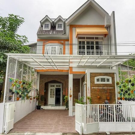 Отель Reddoorz Near Sindu Kusuma Edupark 2 Cebongan Экстерьер фото
