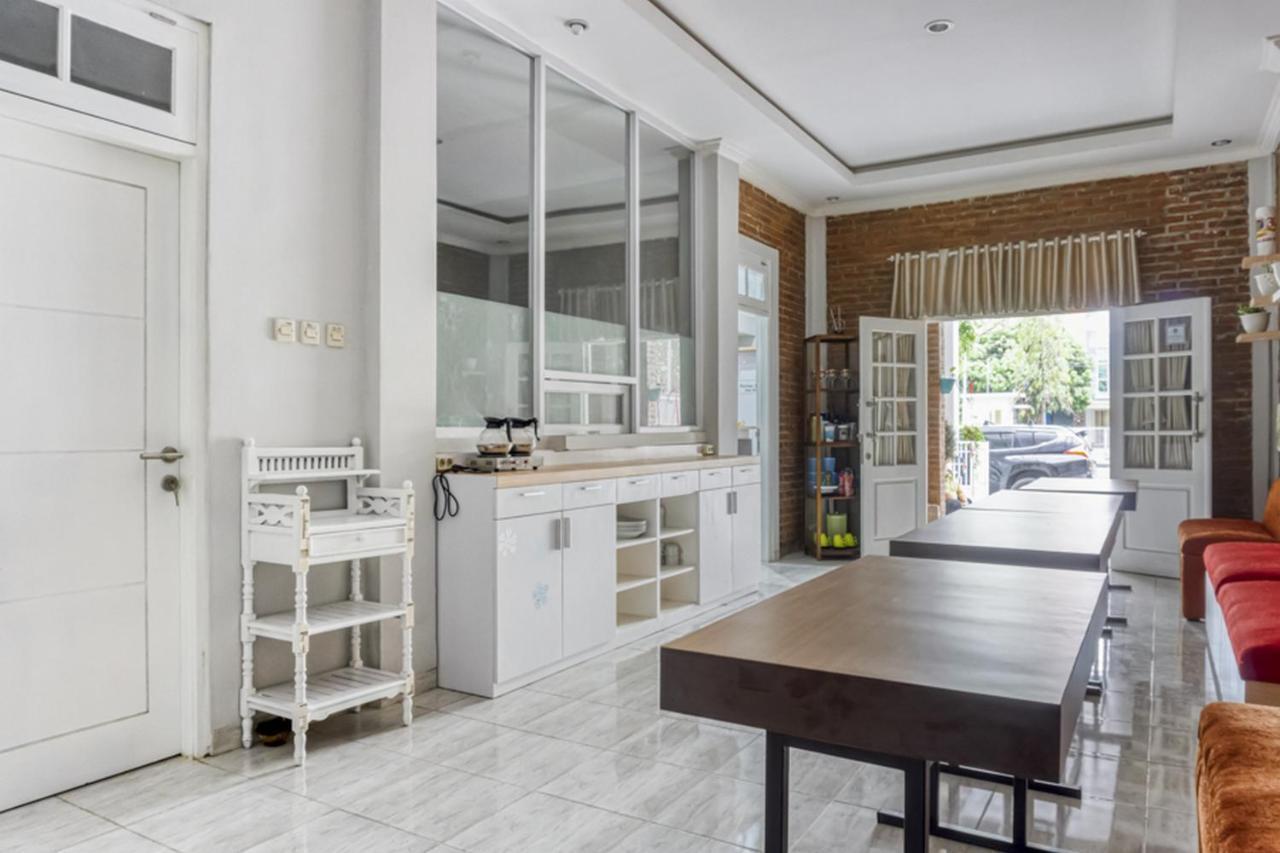 Отель Reddoorz Near Sindu Kusuma Edupark 2 Cebongan Экстерьер фото