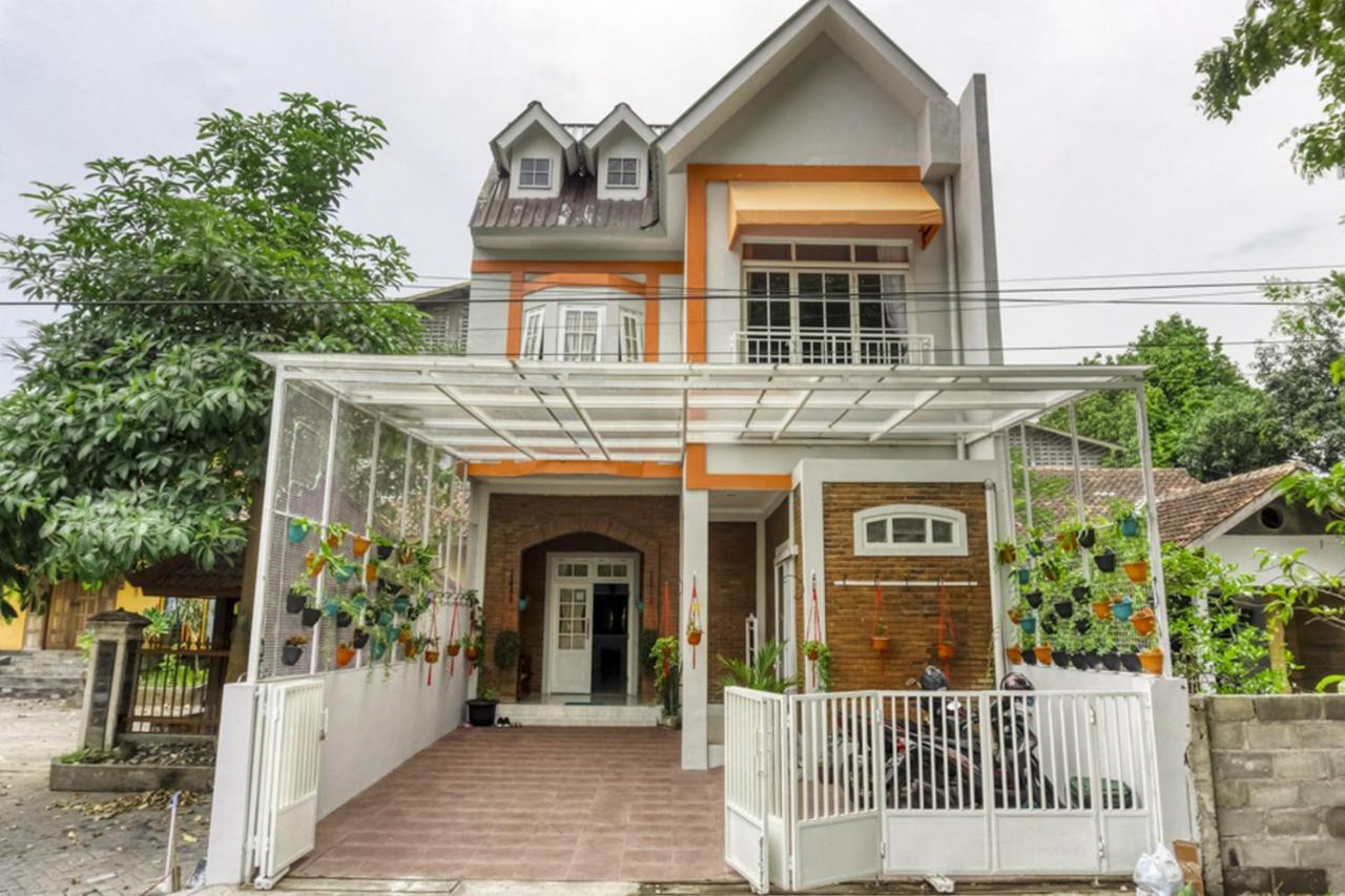 Отель Reddoorz Near Sindu Kusuma Edupark 2 Cebongan Экстерьер фото