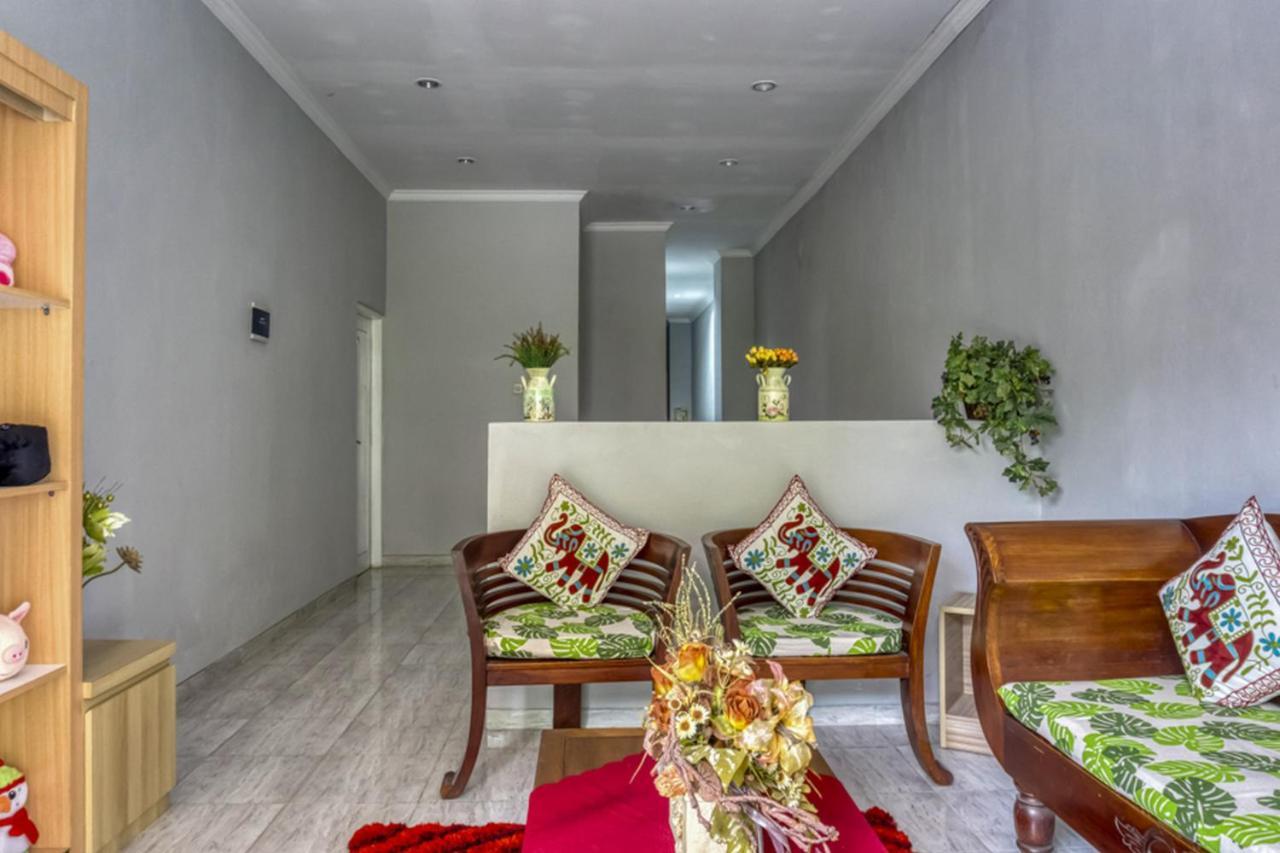 Отель Reddoorz Near Sindu Kusuma Edupark 2 Cebongan Экстерьер фото